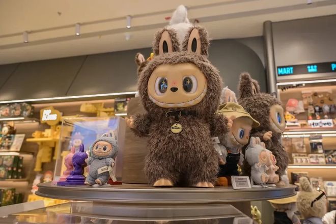 卡牌泡泡玛特想做Z世代的硬通货pg电子模拟器免费版当潮玩遇见